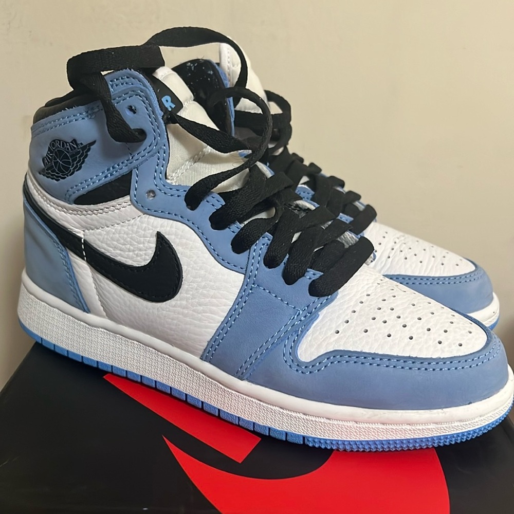 Air Jordan 1 Uni blue kids size 3.5 lightly used
